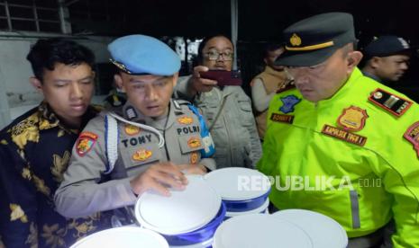 Polisi melakukan pemeriksaan di pabrik garmen Jalan Ibrahim Adjie, Kota Bandung, Jawa Barat, yang puluhan karyawannya diduga mengalami keracunan makanan, Jumat (21/7/2023). 