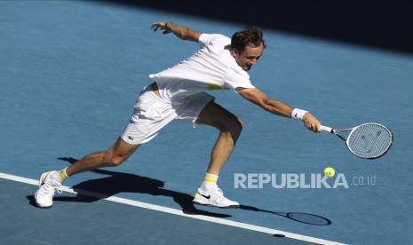  Petenis Rusia Daniil Medvedev melakukan pukulan backhand ke rekan senegaranya Andrey Rublev selama pertandingan perempat final kejuaraan tenis Grand Slam Australia Terbuka di Melbourne, Australia, Rabu, 17 Februari 2021.