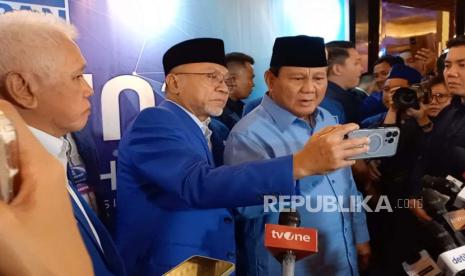 Ketua Umum PAN Zulkifli Hasan dan Presiden terpilih Prabowo Subianto berfoto bersama usai kegiatan Bimtek Anggota DPRD PAN Seluruh Indonesia dan Pemenangan Pilkada Tahun 2024 di Hotel JS Luwansa, Kamis (9/5/2024) malam