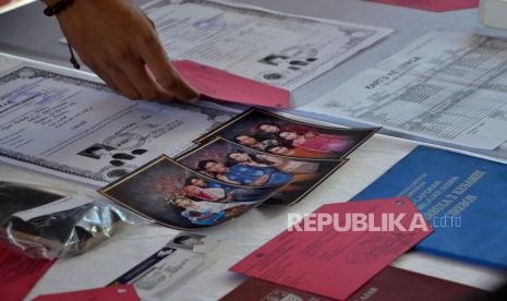 Sejumlah barang bukti identitas Pegi Setiawan alias Perong alias Robi Irawan pelaku utama pembunuhan Vina dan Ekky di Cirebon tahun 2016, di hadirkan saat konferesi pers di Mapolda Jabar, Ahad (26/5/2024). Dalam kesempatan itu disampaiakn proses penangkapan terhadap pelaku yang buron berlangsung lama karena pelaku mengubah identitasnya saat pindah ke Kabupaten Bandung tahun 2016 silam. Usai acara rilis, kepada wartawan Pegi membantah telah melakukan pembunuhan terhadap dua sejoli tersebut.