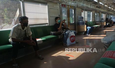 Sejumlah penumpang duduk di dalam gerbong kereta rel listrik (KRL) Commuterline di Jakarta, Ahad (4/7). Selama PPKM darurat KAI Commuter membatasi jumlah penumpang KRL Jabodetabek menjadi 52 orang atau 32 persen dari kapasitas tiap keretanya. Adapun jam operasional KRL Jabodetabek menjadi pukul 04.00 WIB hingga 21.00 WIB. Prayogi/Republika.