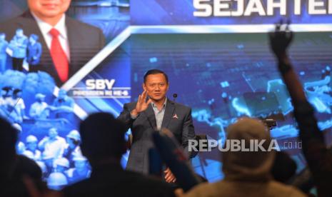 Ketua Umum Partai Demokrat Agus Harimurti Yudhoyono (AHY) usai menyampikan pidato politiknya di Jakarta, Selasa (6/2/2024). Dalam pidato politik bertajuk Indonesia Maju, Rakyat Sejahtera tersebut AHY menyampikan strategi Partai Demokrat apabila memenangkan kontestasi pada Pemilu 2024 di antaranya meningkatkan pertumbuhan ekonomi nasional, memperluas lapangan kerja dan kemudahan usaha bagi pelaku UMKM.