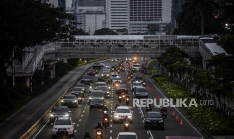 Sejumlah kendaraan melintasi kawasan Sudirman, Jakarta, Senin (14/9). Hari pertama penerapan Pembatasan Sosial Berskala Besar (PSBB) di Jakarta, arus lalu lintas kendaraan terpantau ramai lancar karena ditiadakannya peraturan ganjil genap. Republika/Putra M. Akbar