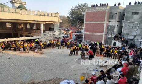 Petugas penyelamat di lokasi ledakan di sebuah Masjid, di Peshawar, Pakistan, Senin (30/1/2023) dini hari. Sedikitnya 28 jamaah tewas dan puluhan lainnya terluka dalam ledakan saat sholat di sebuah Masjid yang terletak di garis polisi di Peshawar, Ghulam Ali, Gubernur kata KPK provinsi. Bom Masjid Pakistan, Muslim Meninggal Saat Sholat Tergolong Mati Syahid