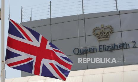 Bendera nasional Inggris berkibar setengah tiang selama masa berkabung dan untuk menghormati mendiang Ratu Inggris Elizabeth II di luar hotel Ratu Elizabeth II (pensiunan kapal laut Ratu Elizabeth II) saat berlabuh di Port Rashid di emirat Teluk Dubai, Uni Arab Emirates, 09 September 2022. Ratu Inggris Elizabeth II meninggal di tanah miliknya di Skotlandia pada 08 September 2022. Ratu yang berusia 96 tahun adalah raja yang paling lama memerintah dalam sejarah Inggris. EPA-EFE/ALI HAIDER