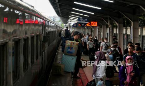 Pemudik dari arah Semarang tiba di Stasiun Pasar Senen, Jakarta, Senin (24/4/2023). Arus balik mudik lebaran 1444 Hijriah mulai berlangsung di Stasiun Pasar Senen, sejumlah pemudik mulai berdatangan kembali ke Jakarta . Sementara menurut data  PT Kereta Api Indonesia (Persero) mencatat sebanyak 40.000 pemudik mulai tiba di area Daop 1 Jakarta yakni di Stasiun Pasar Senen dan Stasiun Gambir. Jumlah tersebut mengalami peningkatan hingga 2 kali lipat dibanding hari biasanya.