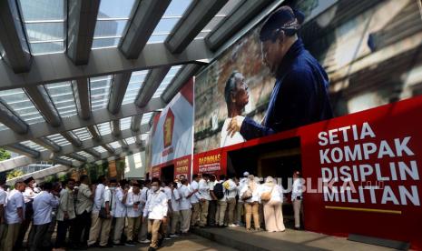 Sejumlah kader bersiap memasuki ruangan saat menghadiri pembukaan Rapimnas partai Gerindra di Sentul International Convention Center (SICC) Kabupaten Bogor, Jawa Barat, Jumat (12/8/2022). Sekjen Gerindra Ahmad Muzani sebut Prabowo ingin dengan aspirasi kadernya di Rapimnas.