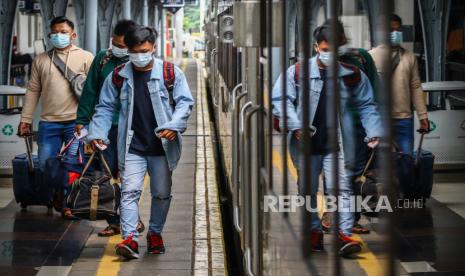 Penumpang bersiap menaiki kereta di Stasiun Pasar Senen, Jakarta, Ahad (18/4/2021). Adanya larangan pemerintah untuk mudik pada tanggal 6 hingga 17 Mei mendatang, membuat sebagian warga memilih mudik lebih awal dan dalam satu pekan terakhir jumlah penumpang di stasiun tersebut berkisar antara 1.000-2.500 penumpang per hari. 