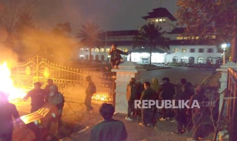 Ratusan mahasiswa dari berbagai kampus di Kota Bandung menggelar aksi di depan Gedung Sate,  Kota Bandung, Jumat (29/9/2023). Aksi yang bertajuk September Hitam ini salah satunya menuntut Pj Gubernur Jabar Bey Triadi Machmudin menyelesaikan sejumlah persoalan mulai dari HAM hingga sampah.