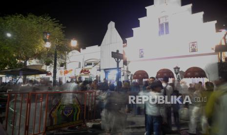 Wisatawan beraktivitas di Malioboro Yogyakarta.