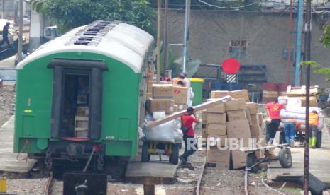 Aktivitas bongkar muat barang di Stasiun Bandung, Jalan Stasiun Barat, Kota Bandung, Kamis (13/5). PT Kereta Api Indonesia (Persero) atau KAI mengalami peningkatan angkutan komoditas meski di tengah kondisi pandemi Covid-19. VP Public Relations KAI Joni Martinus mengatakan hal tersebut terjadi seiring dengan mulai pulihnya perekonomian.