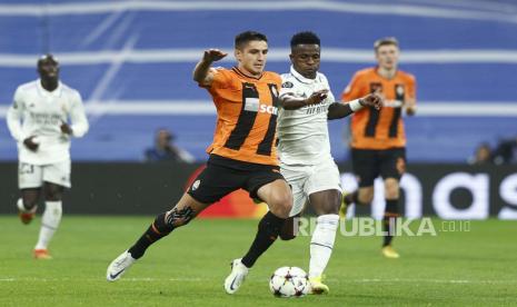 Pemain Shakhtar Donetsk Marian Shved (kiri) beraksi melawan pemain Real Madrid Vinicius Junior (kanan) selama pertandingan Liga Champions UEFA antara Real Madrid dan Shakhtar Donetsk yang diadakan di stadion Santiago Bernabeu di Madrid, Spanyol, 05 Oktober 2022.