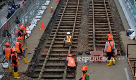 Petugas beraktivitas di dekat lokasi ditemukannya rel trem di lokasi Proyek MRT Jakarta fase 2 CP 202 Kawasan Gajah Mada, Jakarta, Rabu (9/11/2022). Rel trem kembali ditemukan di proyek MRT Fase 2, Jalan Gajah Mada, Jakarta. Rel trem itu merupakan peninggalan kolonial Belanda. Republika/Prayogi