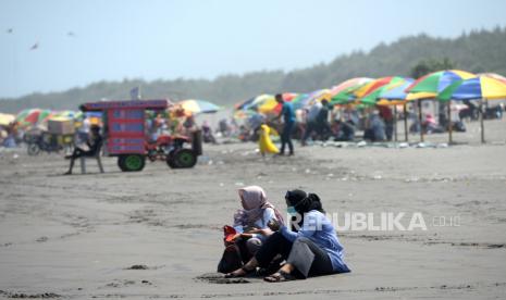 Kawasan Parangtritis Paling Ramai Dikunjungi dalam Sepekan. Warga menikmati hari libur lebaran di Pantai Parangtritis, Bantul, Yogyakarta, Ahad (16/5). Pantai Parangtritis masih menjadi idola warga lokal untuk berwisata saat libur lebaran Idul Fitri. Hingga H+3 lebaran sebanyak 30.910 orang mengunjungi Pantai Parangtritis. Saat lebaran tahun lalu Pantai Parangtritis ditutup imbas pandemi Covid-19.