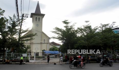 Sejumlah kendaraan melintas di depan Gereja Katedral Makassar, Sulawesi Selatan, Senin (29/3/2021). Sejumlah ruas jalan di sekitar gereja mulai dibuka setelah sebelumnya ditutup pascaledakan bom bunuh diri yang terjadi pada Minggu (28/3/2021) di depan gereja tersebut. 