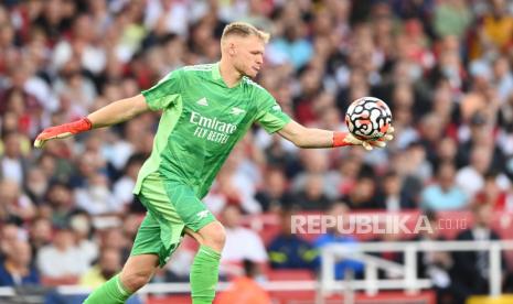 Penjaga gawang Aaron Ramsdale dari Arsenal beraksi selama pertandingan sepak bola Liga Premier Inggris antara Arsenal FC dan Tottenham Hotspur di London, Inggris, 26 September 2021