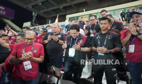 Ketua Umum PSSI Erick Thohir berdoa saat akan dimulainya pertandingan final sepak bola SEA Games 2023 di National Olympic Stadium, Phnom Penh, Kamboja, Selasa (16/5/2023). Indonesia meraih medali emas usai memenangi pertandingan dengan skor 5-2 atas Thailand.