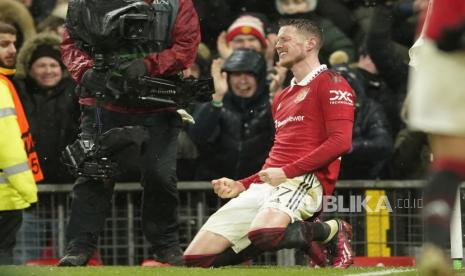 Pemain  Manchester United  Wout Weghorst melakukan selebrasi setelah mencetak gol keempat timnya pada pertandingan sepak bola leg pertama babak 16 besar Liga Europa antara Manchester United dan Real Betis di stadion Old Trafford di Manchester, Jumat (10/3/2023) dini hari WIB.