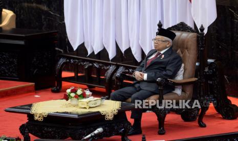 Wakil Presiden Maruf Amin mengikuti sidang Paripurna DPR pembukaan masa persidangan I DPR tahun sidang 2023-2024 di Gedung Nusantara, Kompleks Parlemen, Senayan, Jakarta, Rabu (16/8/2023). Adapun agenda sidang paripurna tersebut yaitu Pidato Ketua DPR dalam rangka pembukaan masa persidangan I tahun sidang 2023-2024 dan Pidato Presiden pada penyampaian keterangan pemerintah atas Rancangan Undang-Undang tentang APBN tahun anggaran 2024 beserta nota keuangannya dan dokumen pendukungnya.  