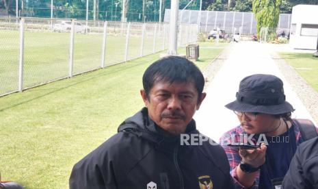 Pelatih Timnas Indonesia U-22 Indra Sjafri di Lapangan ABC Gelora Bung Karno, Jakarta, Senin (24/4/2023).