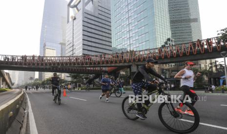 Sejumlah warga bersepeda saat Hari Bebas Kendaraan Bermotor (HBKB) atau Car Free Day (CFD) di Jalan Sudirman, Jakarta. Satpol PP DKI Jakarta memastikan akan persuasif dalam menindak PKL di zona merah CFD.