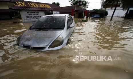 Walhi: Kerugian Akibat Bencana Ekologi Aceh Rp 1,3 Triliun. Sebuah mobil terendam banjir dihalaman Polsek Lhoksukon, Kecamatan Lhoksukon, Aceh Utara, Aceh, Senin (7/12/2020). Pemerintah Kabupaten Aceh Utara menetapkan status tanggap darurat bencana banjir yang melanda 22 kecamatan dan menerapkan status siaga 1 bencana daerah selama 14 hari terhitung 7 Desember 2020 hingga 20 Desember 2020. 