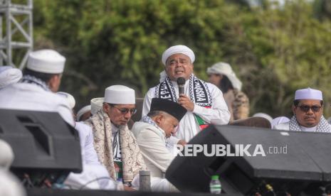 Habib Rizieq Shihab memberikan ceramah saat mengikuti reuni akbar 212 di Kawasan Monas, Jakarta, Senin (2/12/2024). Aksi Reuni Akbar 212 tersebut mengusung tema Revolusi Akhlak Untuk Indonesia Berkah dan Palestina Merdeka. Acara yang dimulai sejak pukul 03.00 WIB diawali dengan shalat tahajud, zikir akbar, shalat subuh berjamaah, lantunan nasyid, menyanyikan lagu Indonesia Raya hingga ceramah dari ulama dan tokoh yang hadir.