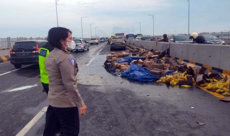 Pikap Terguling di Jembatan Suramadu, Muatan Minyak Goreng Tumpah ke Jalan