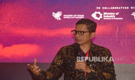 Wakil Menteri Badan Usaha Milik Negara (BUMN) I Pahala Nugraha Mansury. Delapan Badan Usaha Milik Negara (BUMN) melakukan penandatanganan Letter of Intent (LoI) tentang Proyek Pilot Perdagangan Karbon Kementerian BUMN Voluntary Carbon Market (KBUMN VCM). Kedelapannya antara lain, Pupuk Indonesia, Perum Perhutani, PT Inalum, PT PLN, PT Perkebunan Nusantara (PTPN), PT Pertamina, PT Semen Indonesia, dan PT Biro Klasifikasi Indonesia (BKI).