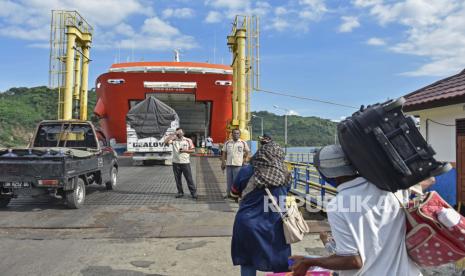 Sejumlah pemudik berjalan menuju kapal feri di Pelabuhan Lembar, Gerung, Lombok Barat, NTB, Rabu (5/5/2021). PT ASDP Indonesia Ferry (Persero) melakukan penandatanganan nota kesepahaman dengan Pemerintah Kabupaten Lombok Barat terkait kerja sama pengembangan dan penataan kawasan Pelabuhan Lembar.