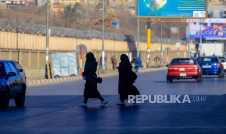  Pelajar perempuan Afghanistan meninggalkan Kabul University di Kabul, Afghanistan, 21 Desember 2022. Taliban yang berkuasa telah melarang perempuan menghadiri universitas di Afghanistan, menurut perintah yang dikeluarkan pada 20 Desember 2022. Setelah mendapatkan kembali kekuasaan, Taliban awalnya bersikeras bahwa hak-hak perempuan tidak akan diberikan. terhalang, sebelum melarang anak perempuan di atas usia 12 tahun untuk bersekolah awal tahun ini. Utusan PBB untuk Afghanistan, Roza Otunbayeva, sekali lagi mengutuk penutupan sekolah menengah untuk anak perempuan, sebuah langkah yang katanya berarti tidak akan ada lagi siswa perempuan yang memenuhi syarat untuk masuk universitas dalam waktu dua tahun.