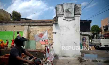 Sisa bangunan Plengkung Madyasura atau Plengkung Buntet di Jalan Mantrigawen, Yogyakarta, Selasa (22/8/2023). Dahulu Plengkung Madyasura menjadi pintu gerbang utama menuju kediaman putra mahkota Keraton Yogyakarta. Namun, plengkung yang tinggal sisa-sisa ini rusak karena serbuan Inggris pada 1812 yang disebut Geger Sepehi. Gerbang ini sempat ditutup oleh Keraton Yogyakarta, oleh karena itu dikenal sebagai Plengkung Buntet. Meskipun ada pemugaran pada 1830an, tetapi bentuk asli plengkung tidak dikembalikan.