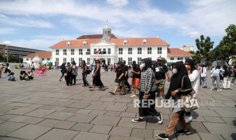 Warga berkumpul di Taman Kota Tua di Jakarta, Indonesia, 01 Juni 2022. Juru Bicara Pemerintah Penanganan Covid-19 Wiku Adisasmito menegaskan, pandemi Covid-19 hingga kini masih belum berakhir. 