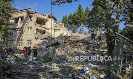  Tim penyelamat Ukraina beristirahat ketika mereka membersihkan puing-puing di sebuah sekolah setelah serangan roket pagi hari di daerah perumahan Kharkiv, Ukraina, 04 Juli 2022. Penembakan Rusia menghancurkan sebuah sekolah menengah di Kharkiv dan menurut kepala Administrasi Militer Daerah Kharkiv Oleh Synehubov tidak ada laporan tentang korban. Kharkiv dan daerah sekitarnya baru-baru ini telah menjadi sasaran peningkatan penembakan dan serangan udara oleh pasukan Rusia.