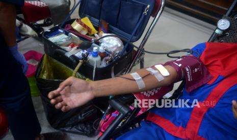 Siswa mengikuti aksi donor darah di SMKN 2 Yogyakarta, Rabu, (3/8/2022). Aksi donor darah oleh unit transfusi PMI Kota Yogyakarta ini diikuti siswa dan pegawai menargetkan 100 kantong darah. Aksi kemanusiaan ini untuk membantu cadangan darah PMI dalam rangka Dies Natalis ke-73 SMKN 2 Yogyakarta.