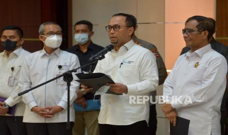 Kepala Pusat Pelaporan dan Analisis Transaksi Keuangan (PPATK) Ivan Yustiavandana bersama Menkopolhukam Mahfud MD dan  Wakil Ketua KPK Alexander Marwata memberikan keterangan pers terkait kasus korupsi di Papua di Kantor Kemenko Polhukam, Jakarta, Senin (19/9/2022). Dalam keterangannya Mahfud menghimbau kepada Gubernur Papua Lukas Enembe untuk kooperatif dalam mengikuti proses pemeriksaan terkait dugaan korupsi yamg melibatkaan dirinya serta menegaskan hal tersebut tidak terkait dengan unsur-unsur politis. Republika/Prayogi.