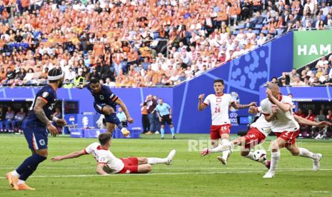 Pemain Belanda Cody Gakpo melepaskan tendangan ke gawang Polandia pada pertandingan Grup D turnamen sepak bola Euro 2024 