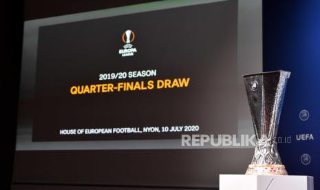 Foto selebaran yang disediakan oleh UEFA menunjukkan trofi Liga Eropa UEFA selama Liga Europa UEFA 2019/20 perempat final, semi final dan final di markas UEFA, The House of European Football di Nyon, Swiss, 10 Juli 2020. 