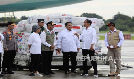 Presiden Joko Widodo (kedua kanan) berbincang dengan Menteri Pertahanan Prabowo Subianto, Menteri Luar Negeri Retno Marsudi, Menteri Koordinator Bidang Pembangunan Manusia dan Kebudayaan Muhadjir Effendy, Kepala BNPB Letjen TNI Suharyanto, Kapolri Jenderal Pol Listyo Sigit Prabowo dan Panglima TNI Laksamana Yudo Margono saat meninjau bantuan logistik yang akan dikirimkan ke Turki dan Suriah di Lanud Halim Perdana Kusuma, Jakarta, Selasa (21/2/2023). Pemerintah Indonesia kembali mengirimkan bantuan untuk korban gempa Turki dan Suriah berupa 140 ton bahan makanan dan logistik yang dibutuhkan korban gempa.