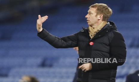 Manajer Brighton Graham Potter memberi isyarat di pinggir lapangan selama pertandingan sepak bola Liga Utama Inggris antara Brighton Hove Albion dan Crystal Palace di Brighton, Inggris, 22 Februari 2021.