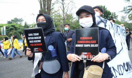 Puluhan mahasiswa yang tergabung dalam Poros Revolusi Mahasiswa Bandung (PRMB) menggelar aksi Pawai Alegoris, di depan Gedung Sate, Kota Bandung, Kamis (12/8). Aksi tersebut mengkritisi sejumlah kebijakan pemerintah yang dianggap merugikan rakyat dan merusak lingkungan.