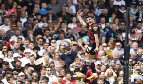 Julian Alvarez dari Manchester City merayakan gol kedua timnya pada pertandingan sepak bola Liga Primer Inggris antara Fulham vs Manchester City, di Craven Cottage, London, Inggris, Ahad (30/4/2023).