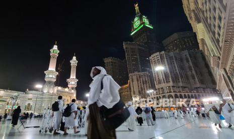 Muslim berjalan di teras masjid usai melaksanakan Shalat Subuh di Masjidil Haram, Makkah, Arab Saudi.