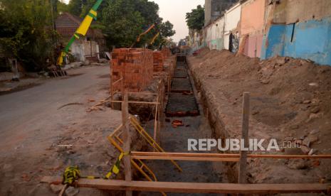 Lokasi penemuan kerangka manusia di proyek revitalisasi Benteng Keraton Yogyakarta, Panembahan, Yogyakarta, Rabu (9/8/2023). Penemuan kerangka manusia pada proyek benteng ini oleh warga pada Senin (7/8/2023) sore. Dan selanjutnya kerangka manusia diambil dan dibawa ke RS Bhayangkara untuk pemeriksaan lebih lanjut.