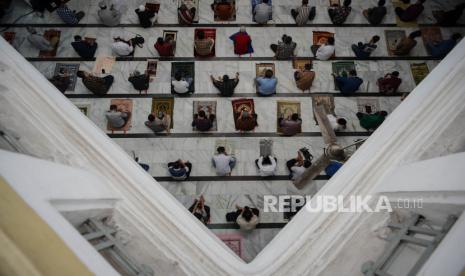 Jemaah mendengarkan khutbah 