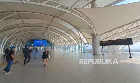 Suasana hari pertama pemindahan penerbangan dari Bandara Husein Sastranegara ke Bandara Kertajati, Ahad (29/10/2023).