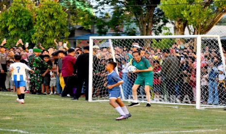 Presiden Joko Widodo bermain bola bersama anak-anak SSB Gorontalo United di Lapangan Kompi Bantuan, Kota Gorontalo, Gorontalo, Ahad (21/4/2024). Presiden Jokowi didampingi sejumlah menteri bermain sepak bola bersama tim SSB Gorontalo United di sela-sela rangkaian kunjungan kerja selama dua hari di Gorontalo.