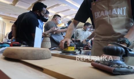 Seorang penjaga stand pameran memperlihatkan alat penghalus kayu pada acara pameran IFMAC dan WOODMAC 2022 di JIExpo Kemayoran, Jakarta, Kamis (22/09/2022). Pameran yang akan berlangsung hingga 24 September mendatang menampilkan berbagai komponen manufaktur furnitur dan teknologi permesinan kayu dengan teknologi dan inovasi terbaru dari luar negeri untuk memperkuat industri furnitur Indonesia. Foto: darmawan / republika.