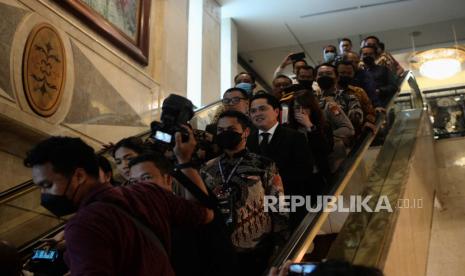 Ketua Umum PSSI Terpilih Erick Thohir bersiap menyampaikan keterangan kepada wartawan disela Kongres Luar Biasa PSSI di Jakarta, Kamis (16/2/2023). Erick Thohir terpilih sebagai Ketua Umum PSSI 2023-2027 dalam Kongres Luar Biasa PSSI. Pada kongres tersebut Erick Thohir mendapatkan 64 suara atau unggul jauh dari La Nyalla Mattalitti yg mendapatkan 24 suara.