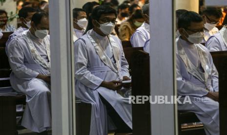 Umat Katolik mengikuti ibadah Misa Malam Paskah di Gereja Hati Santa Perawan Maria Tak Berdosa, Kota Tangerang, Banten, Sabtu (16/4/2022). Misa malam paskah itu menjadi penghayatan kebangkitan Yesus Kristus. 